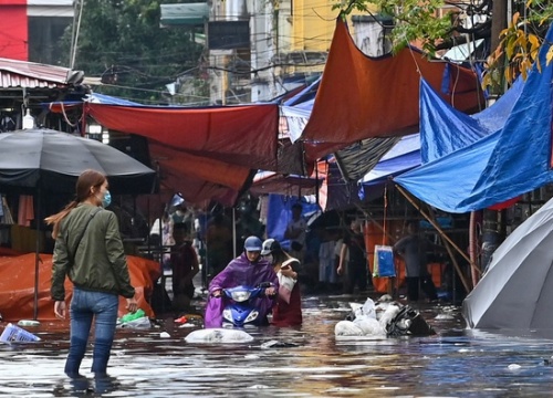 Một người chết, 14 bị thương do mưa lũ