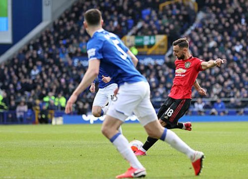 M.U thoát thua Everton, HLV Solskjaer bất ngờ khen De Gea