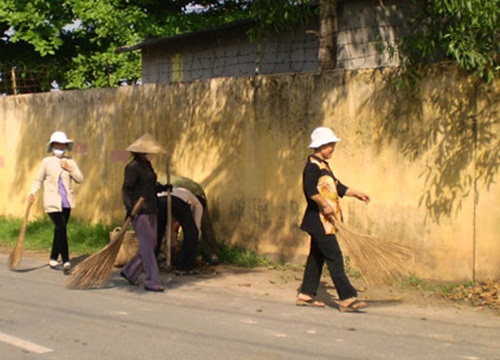 Nói đi đôi với làm, chị em Bình Chánh làm sạch môi trường