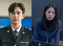 &#8220;Phi công&#8221; Yoo Seung Ho điệu đà &#8220;cài bông&#8221; đỏm dáng hơn cả đàn chị tại họp báo Memorist