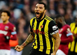 Quá ngây ngô, sao Liverpool bị Deeney dụ: 'Hãy ôm lấy em đi'