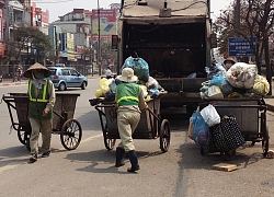 Quyết không nhường đường cho xe rác, cô gái bị người dân bức xúc lột cả mũ bảo hiểm lẫn khẩu trang