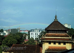 Sau cơn mưa rào, Hà Nội xuất hiện cầu vồng rực rỡ