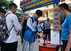 Thanh niên tình nguyện Thanh Hóa 'yêu cầu' học sinh rửa tay phòng Covid-19 trước khi vào lớp