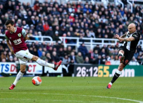 Trận Newcastle - Burnley: Khung thành rung chuyển, nghẹt thở tới phút 90+4