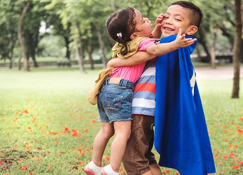 Bé gái 2 tuổi đã biết chăm sóc anh trai vô cùng ngọt ngào, ai cũng khen mẹ dạy con quá khéo