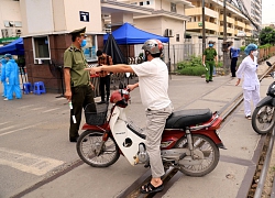 Bị từ chối tiếp tế, cố đưa đồ qua khe cổng bệnh viện Bạch Mai