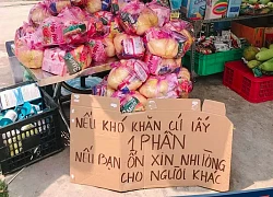 Chủ tiệm tạp hóa đặt túi đựng gạo cùng mì tôm trước cửa, nhưng dòng chữ ghi trên tấm biển mới khiến ai nấy cực bất ngờ