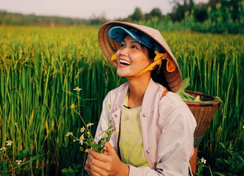 Diện đồ làm ruộng đến ngân hàng, H'Hen Niê đích thị là nàng Hậu ăn mặc bình dân nhất Vbiz