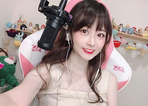 Đội streamer Mocha quyết 'thủ trụ giữ mạng' mùa 'Cô Vy', tích cực livestream 'chém gió' giúp mọi người ở nhà bớt chán