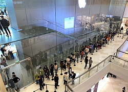 iFan Trung Quốc nô nức xếp hàng vào Apple Store sau nhiều ngày đóng cửa vì COVID-19