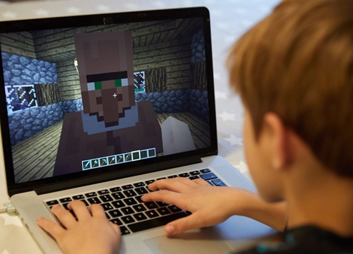 Không muốn người dân tụ tập ngoài đường, chính phủ Ba Lan tự mở luôn server Minecraft để 'dụ' giới trẻ ngồi nhà chơi game