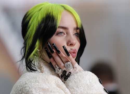 Đang yên đang lành, Billie Eilish bỗng trở thành 'kẻ thù' của dư luận chỉ sau một cú like vô hại