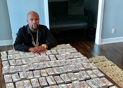 Mayweather bị chỉ trích vì khoe tiền