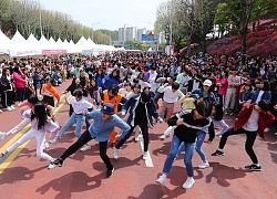 Những lần 'đột kích' sự kiện Kpop Dance Public của idol khiến fan 'bấn loạn': Từ hóa người qua đường đến cụ ông ốm yếu không ai nhận ra