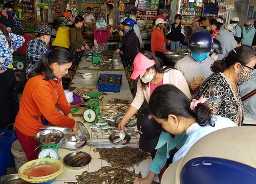 Phú Yên: Lo lắng "đóng cửa" chợ, nhiều người đua nhau tích trữ lương thực.