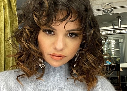 Selena Gomez lấy tiền bán áo ủng hộ quỹ chống dịch bệnh