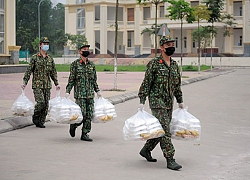 Ấm tình quân dân giữa tâm dịch Covid-19: Những bữa ăn nặng tình