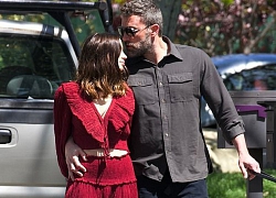 Ben Affleck tình tứ hôn bạn gái xinh đẹp ngay trên đường phố Mỹ