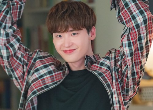 Lộ diện sau 1 năm mất tích, Lee Jong Suk khiến fan thức trắng đêm