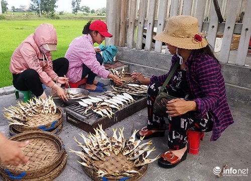 Huế: Học sinh TP ở nhà ôn bài, học sinh nông thôn bán ngô phụ cha mẹ mưu sinh