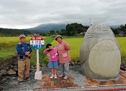 Mê phim hoạt hình Totoro, đôi vợ chồng già cặm cụi làm trạm xe bus độc nhất vô nhị, khách thi nhau tìm đến chụp ảnh