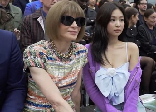 Jennie e dè khi ngồi cạnh TBT Vogue Anna Wintour tại show Chanel: Ngượng ngùng đến tay chân dư thừa, chuẩn fan girl khi gặp thần tượng