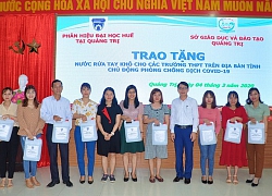 Quảng Trị: Phân hiệu Đại học Huế tặng hàng trăm lít nước rửa tay cho các trường THPT