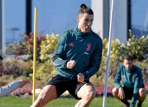 Ronaldo trở lại tập luyện ngay sau sự cố của mẹ