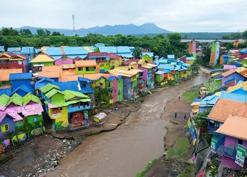 Tốn hàng trăm triệu tệ để biến ngôi làng thành điểm du lịch