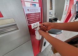 Trang bị nước rửa tay sát khuẩn cho cây ATM phòng dịch COVID-19