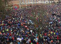 Tụ tập nghe Greta Thunberg phát biểu về bảo vệ môi trường, hàng trăm người khiến sân cỏ tươi xanh biến thành bãi đất bùn tan hoang