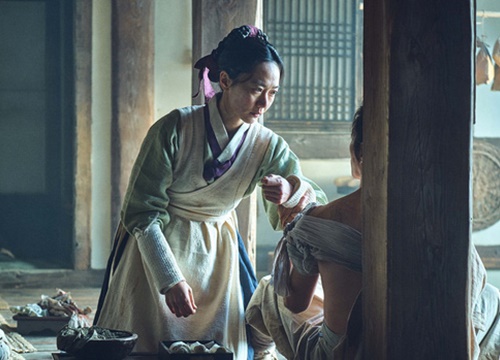 5 câu hỏi còn bỏ ngỏ từ "Kingdom" phần đầu: Ai là "zombie đầu tiên", Bae Doona có yêu Joo Ji Hoon?