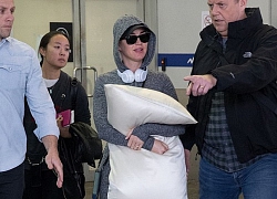 Cách giấu bụng bầu siêu đáng yêu của Katy Perry: Lấy gối che chắn ngay tại sân bay