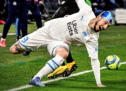 Cầu thủ Marseille đội mũ bơi trong lúc thi đấu