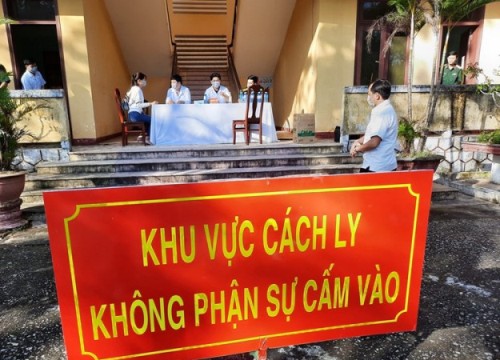 'Cô gái Hà Nội nhiễm Covid-19': 3 du khách Anh 'bay cùng chuyến' tự nguyện cách ly