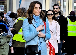 Meghan cười lớn khi được khen xinh đẹp bẩm sinh còn Công nương Kate trông mệt mỏi bơ phờ từ lúc bị em dâu "chiếm sóng"