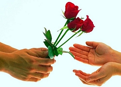 Hành động nhỏ của y bác sĩ dành cho các chị em phụ nữ tại khu cách ly vào ngày 8/3 khiến dân mạng "thả tim" rần rần