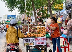 Mận hậu đầu mùa "bay" vào miền Nam, bán vỉa hè giá 200.000 đồng/kg