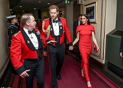 Meghan Markle lộ gương mặt cau có, khó chịu khi ngồi trong xe với chồng, khiến dư luận tin rằng hôn nhân đang gặp trục trặc