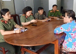 Người phụ nữ giặt khẩu trang y tế bị vứt đi để bán
