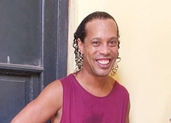 Ronaldinho cười tươi trong nhà tù Paraguay