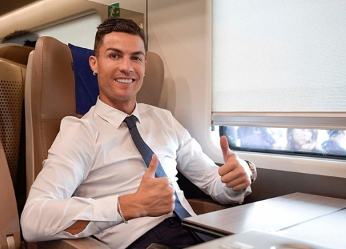 Ronaldo gây cười bằng hành động bắt tay với không khí