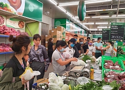 Siêu thị đầy ắp hàng hóa, người dân nhộn nhịp mua sắm cuối tuần