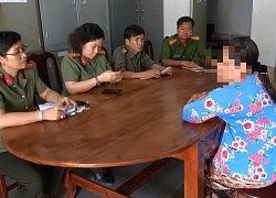 Tây Ninh: Người phụ nữ đi lượm khẩu trang cũ về giặt, rao bán khắp nơi