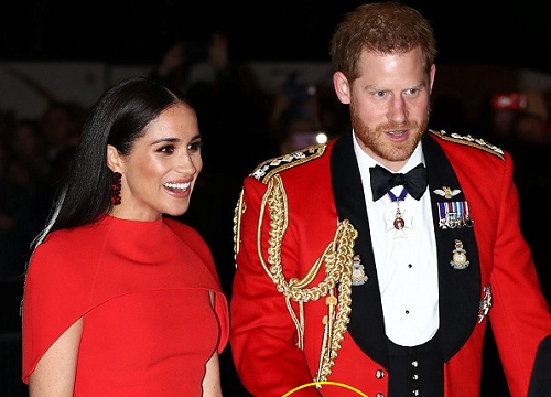 Vợ chồng Meghan Markle bị chỉ trích vì một hành động bị cho là thiếu tôn trọng người khác và Harry đang cố gắng "vật lộn" với mọi thứ