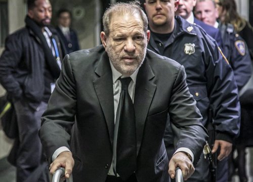 NÓNG: "Ông trùm Hollywood nghiện sex" Harvey Weinstein chính thức bị tuyên án 23 năm tù vì tội hiếp dâm