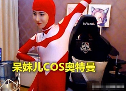 Cosplay "siêu nhân điện quang" ngay trên sóng, nữ streamer xinh đẹp bị "bay kênh" vì trang phục gợi cảm