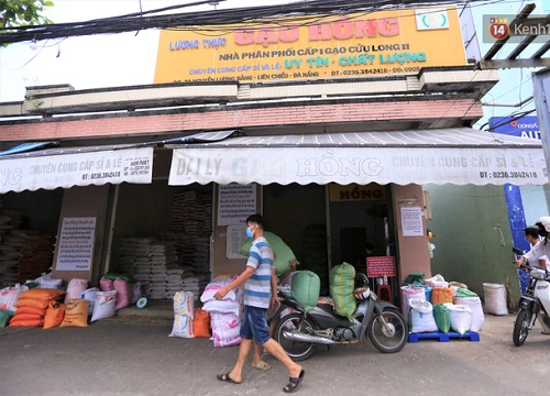 Gặp bà chủ tiệm gạo Đà Nẵng khuyên khách không nên... mua nhiều gạo: "Giá có tăng thì cô vẫn sẽ cố gắng bán mức thấp nhất cho bà con mình"