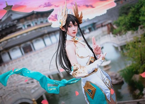 LMHT: Lạc vào mộng cảnh với cosplay Irelia Thánh Kiếm